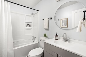 Sèche-cheveux, serviettes fournies, savon, shampoing