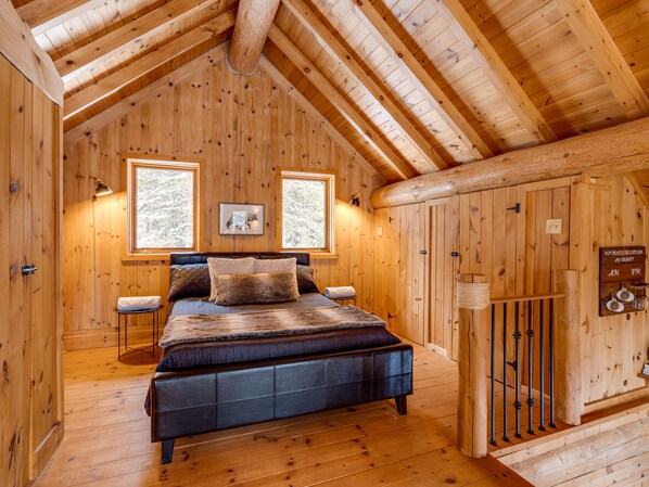 1 bedroom, desk, travel cot, WiFi