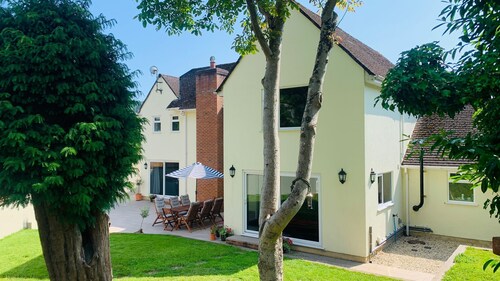 Brooklands - sleeps 10 guests  in 4 bedrooms