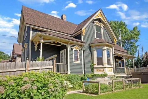 The Gem of Brewers Hill with hot tub and seasonal pool