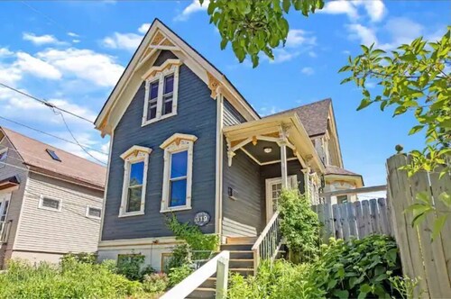 The Gem of Brewers Hill with hot tub and seasonal pool