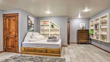 1 habitación, tabla de planchar con plancha, wifi gratis y ropa de cama