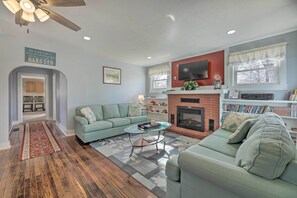 Fernseher, Kamin, DVD-Player, Bücher