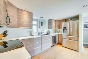 Réfrigérateur, micro-ondes, plaque de cuisson, lave-vaisselle