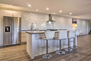 Fridge, stovetop, dishwasher, cookware/dishes/utensils - Fully Remodeled Hillsboro Home w/ Home Theater! (Hillsboro)