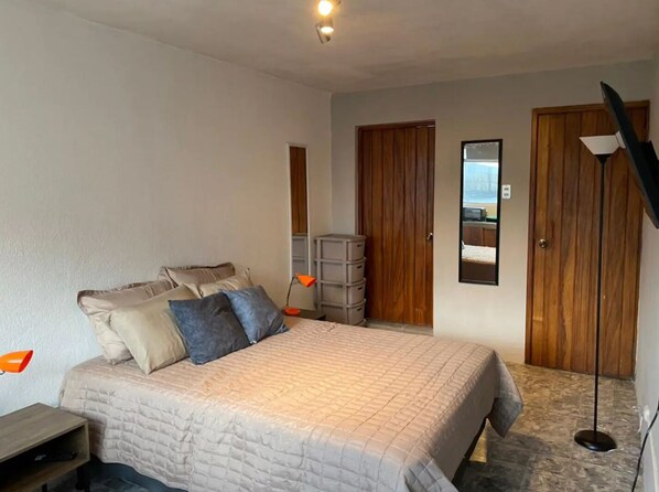 6 bedrooms, WiFi, bed sheets