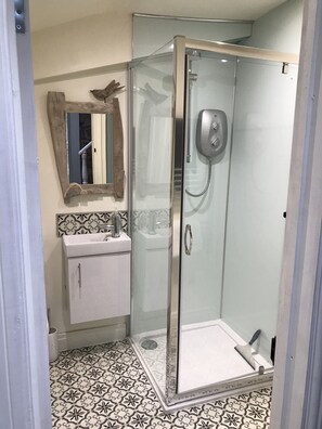 Dusche, Haartrockner, Handtücher