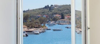 The Harbour House - Waterfront 1 Bedroom Suite