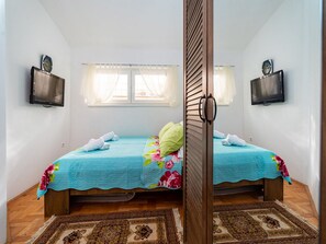 1 bedroom, iron/ironing board, Internet, bed sheets - Apartment Irena - One Bedroom Apartment with Balcony and Sea View (Posedarje)