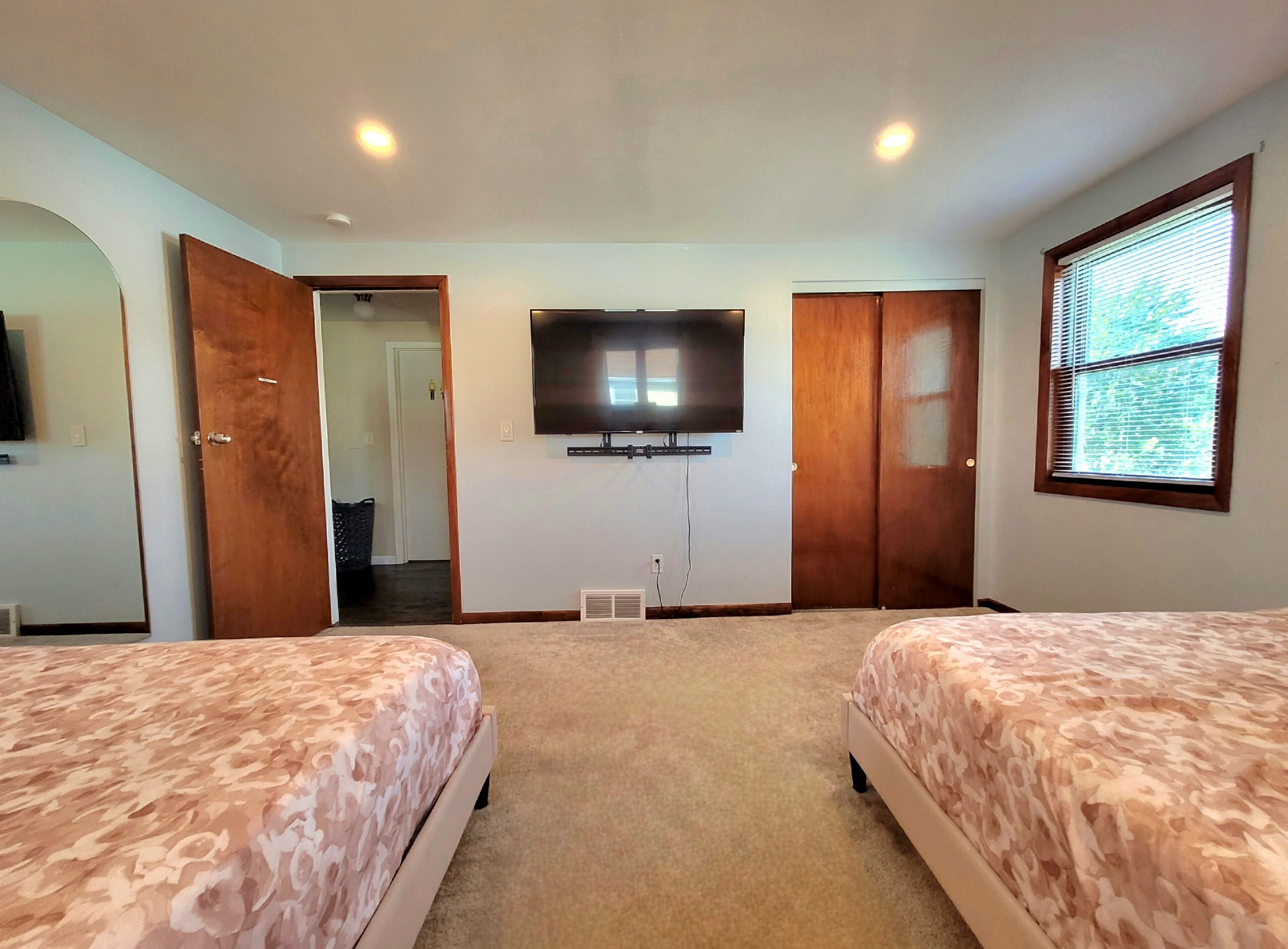 3 bedrooms, desk, iron/ironing board, travel cot