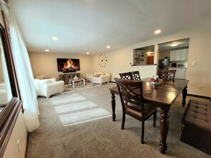 Smart TV, stereo, offices, computer monitors - Spacious Buffalo Home Near Niagara Falls/Bills Stadium (Depew)