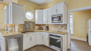 Interior - 508 Ocean by Avantstay Waterfront, Pool, Beach (Isle of Palms)