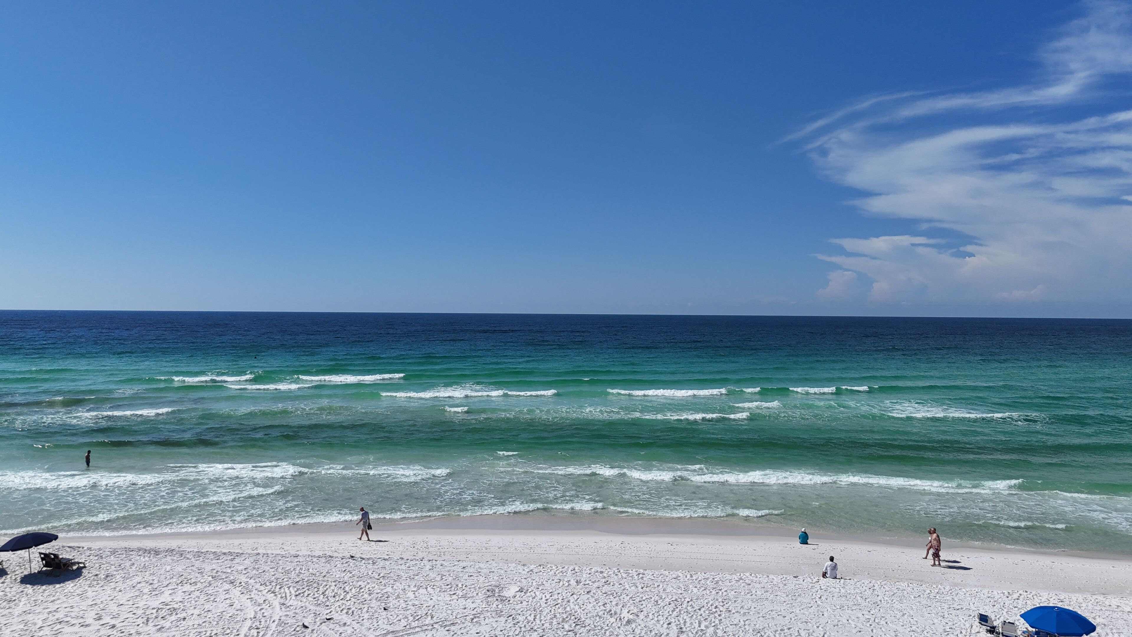 På stranden og solsenger