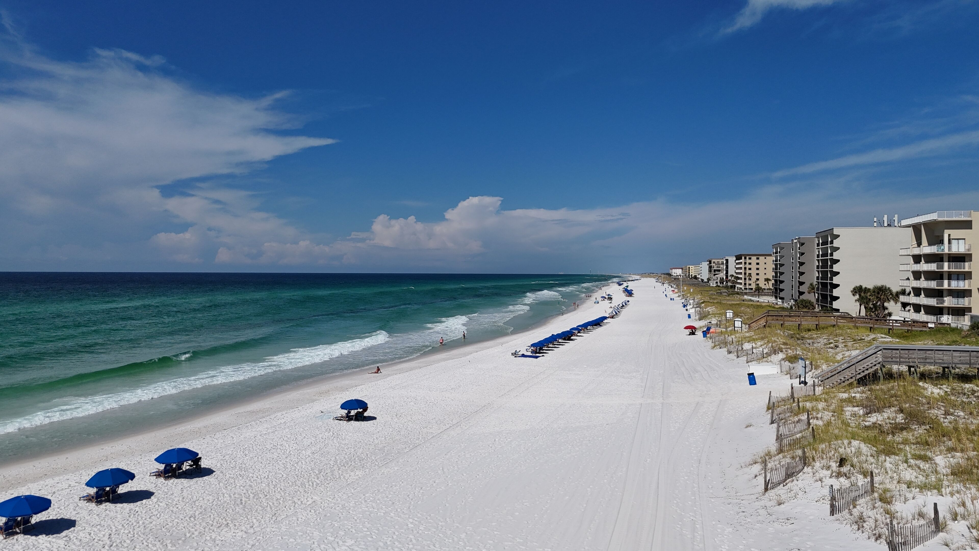 Plage, chaises longues