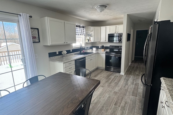 Jääkaappi, mikroaaltouuni, uuni, liesi