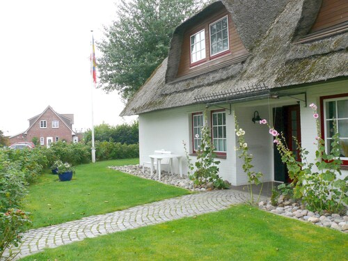 Beautiful thatched house near the North Sea. In 10 minutes by car in St. Peter-Ording.