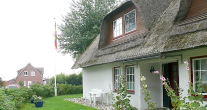 Beautiful thatched house near the North Sea. In 10 minutes by car in St. Peter-Ording.