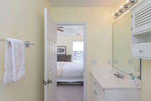 2 bedrooms, desk, iron/ironing board, travel cot