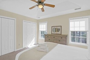 2 soveværelser, skrivebord, strygejern/strygebræt, weekendseng