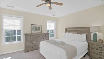 2 habitaciones, escritorio y tabla de planchar con plancha