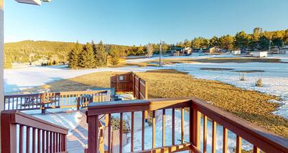Brilliant home with mountain view, sauna, hot tub, wood stove, pool table