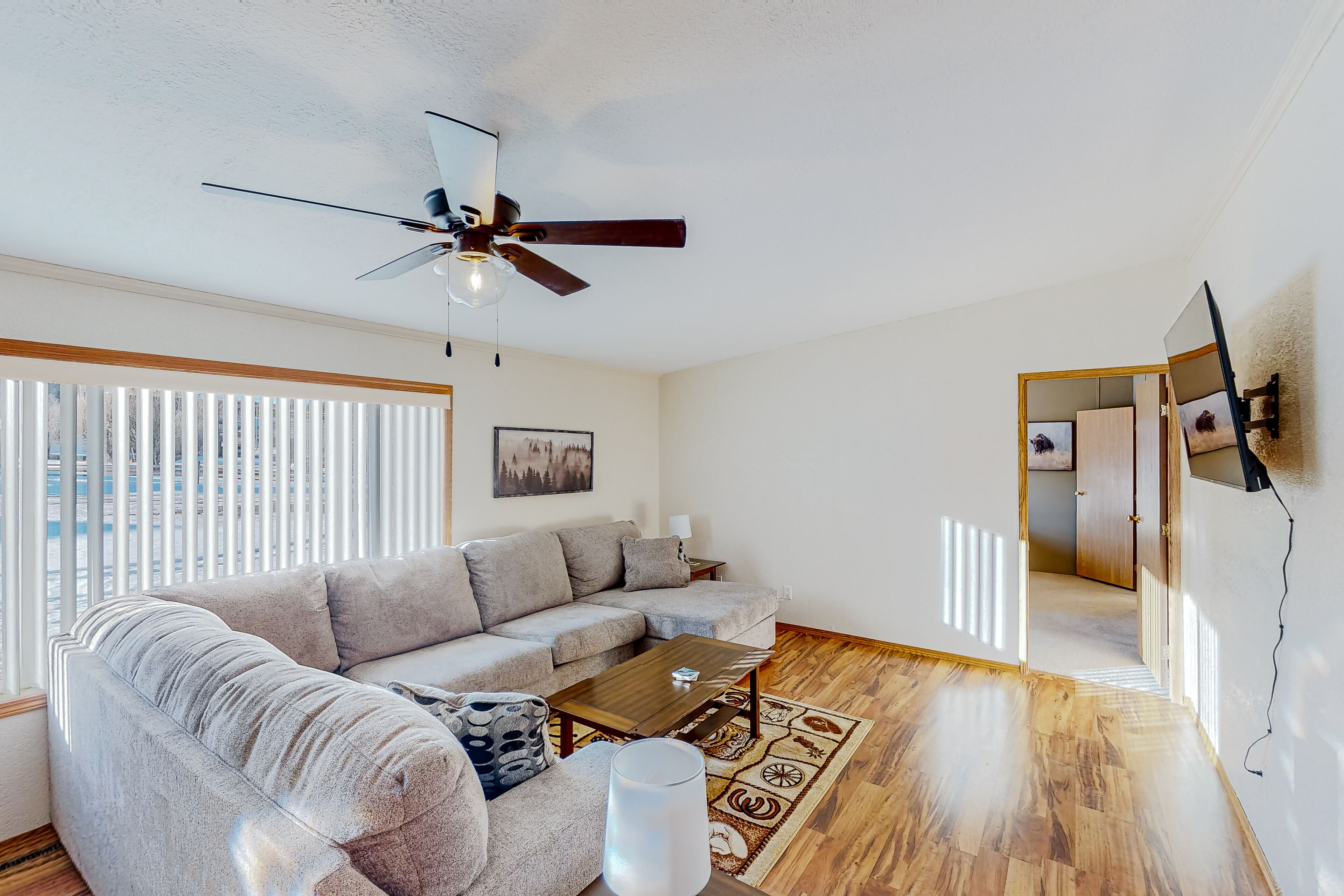 Brilliant home with mountain view, sauna, hot tub, wood stove, pool table