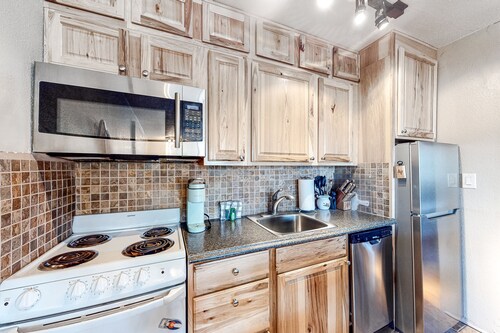 Inviting condo with pool, hot tub, game room, fitness area, & washer/dryer