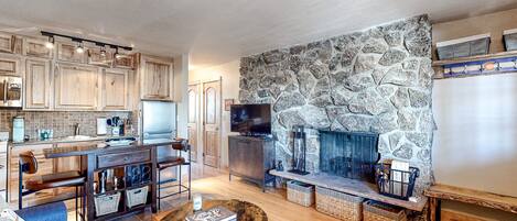 Fernseher, Kamin, DVD-Player