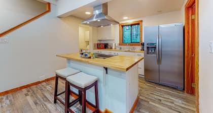 Dog-friendly quiet woodland cabin with a porch, near downtown Langley