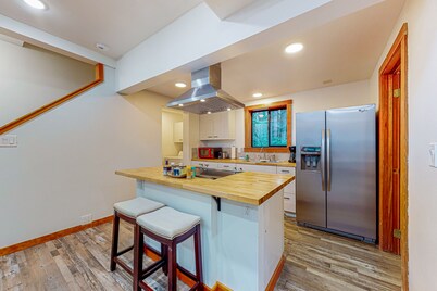 Dog-friendly quiet woodland cabin with a porch, near downtown Langley
