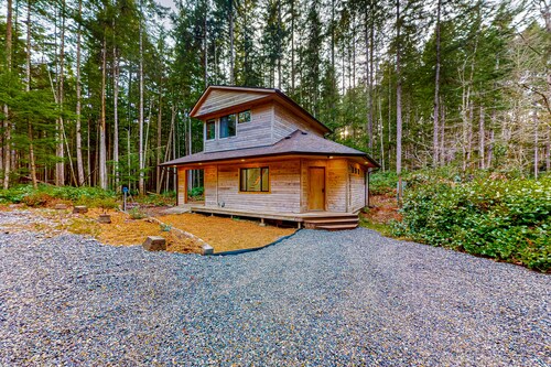 Dog-friendly quiet woodland cabin with a porch, near downtown Langley