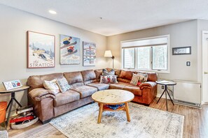 TV, fireplace - Mountain-view condo with private balcony, fireplace, & updated interior (Stratton)