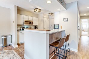 Fridge, microwave, oven, stovetop - Mountain-view condo with private balcony, fireplace, & updated interior (Stratton)