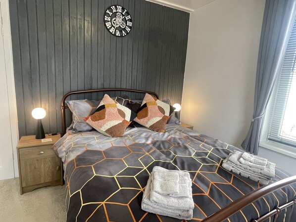 4 chambres, bureau, fer et planche à repasser, lit parapluie