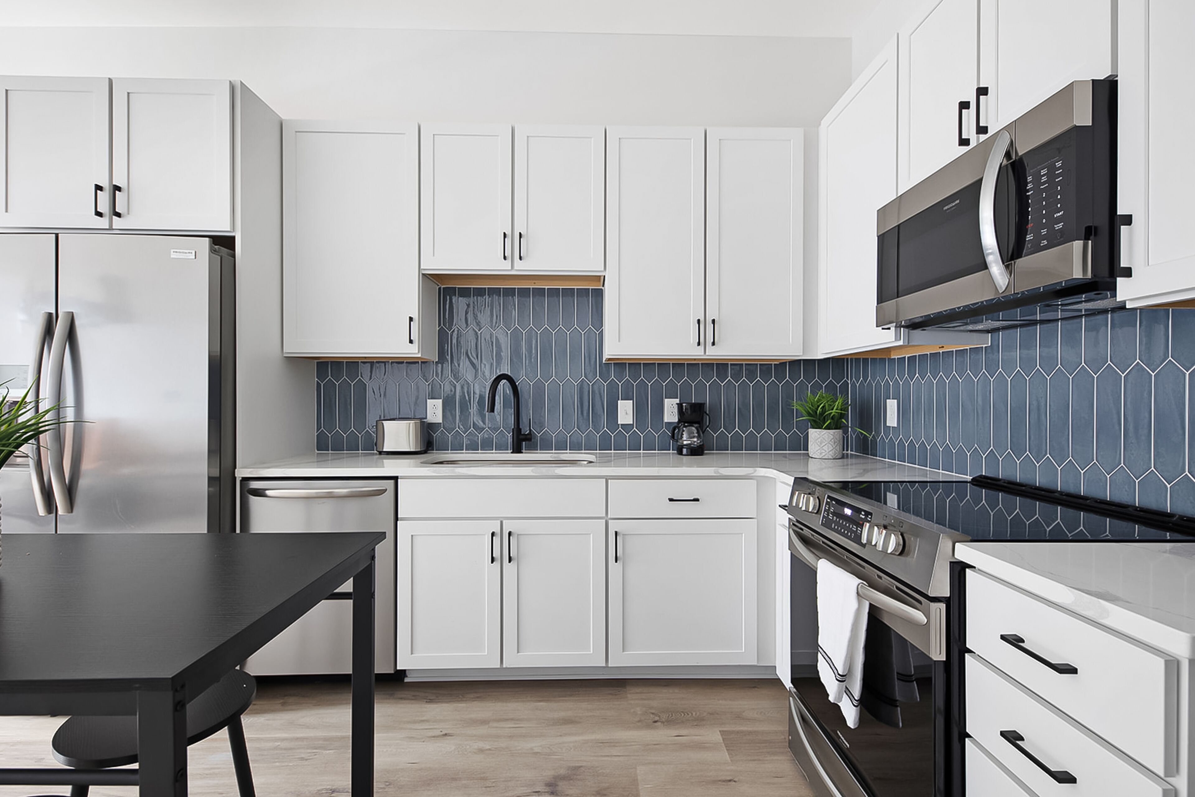 Refrigerador, microondas, horno y parrilla de estufa 