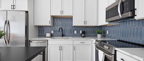 Refrigerador, microondas, horno y parrilla de estufa