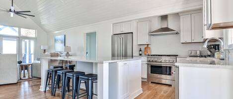 ثلاجة، ميكروويف، فرن، موقد طهي مسطح