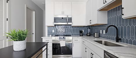 Réfrigérateur, micro-ondes, four, plaque de cuisson