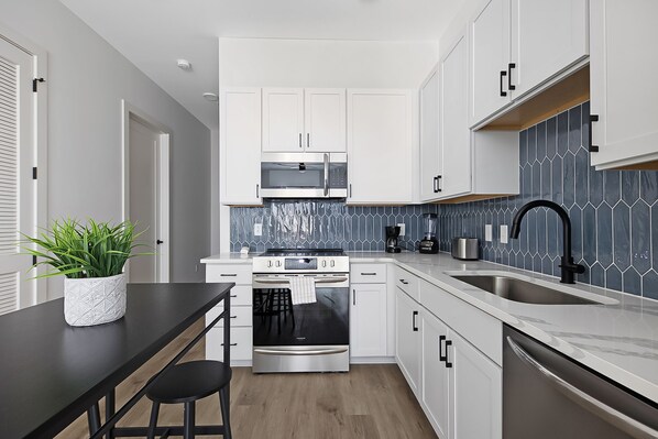 Refrigerador, microondas, horno, placa de cocina