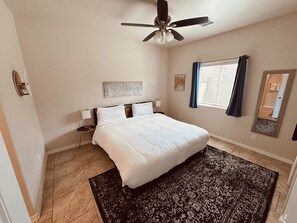 3 sovrum, skrivbord, strykjärn/strykbräda och resesäng