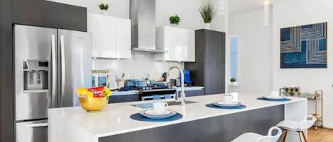 Refrigerador, microondas, horno, placa de cocina