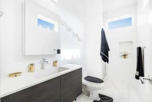 Een douche, een haardroger, handdoeken, zeep