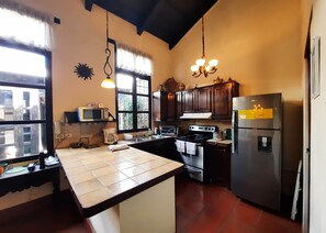 都會獨棟房屋 | 私人廚房 | 大型冰箱、微波爐、攪拌器、鍋具/餐盤/廚房用品