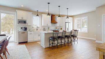 Jääkaappi, mikroaaltouuni, uuni, liesi