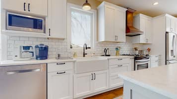 Jääkaappi, mikroaaltouuni, uuni, liesi