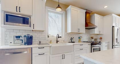 Lakeside retreat with grill, fireplace, W/D, AC & sunset views - dog-friendly