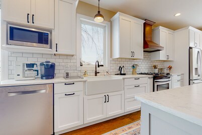 Lakeside retreat with grill, fireplace, W/D, AC & sunset views - dog-friendly