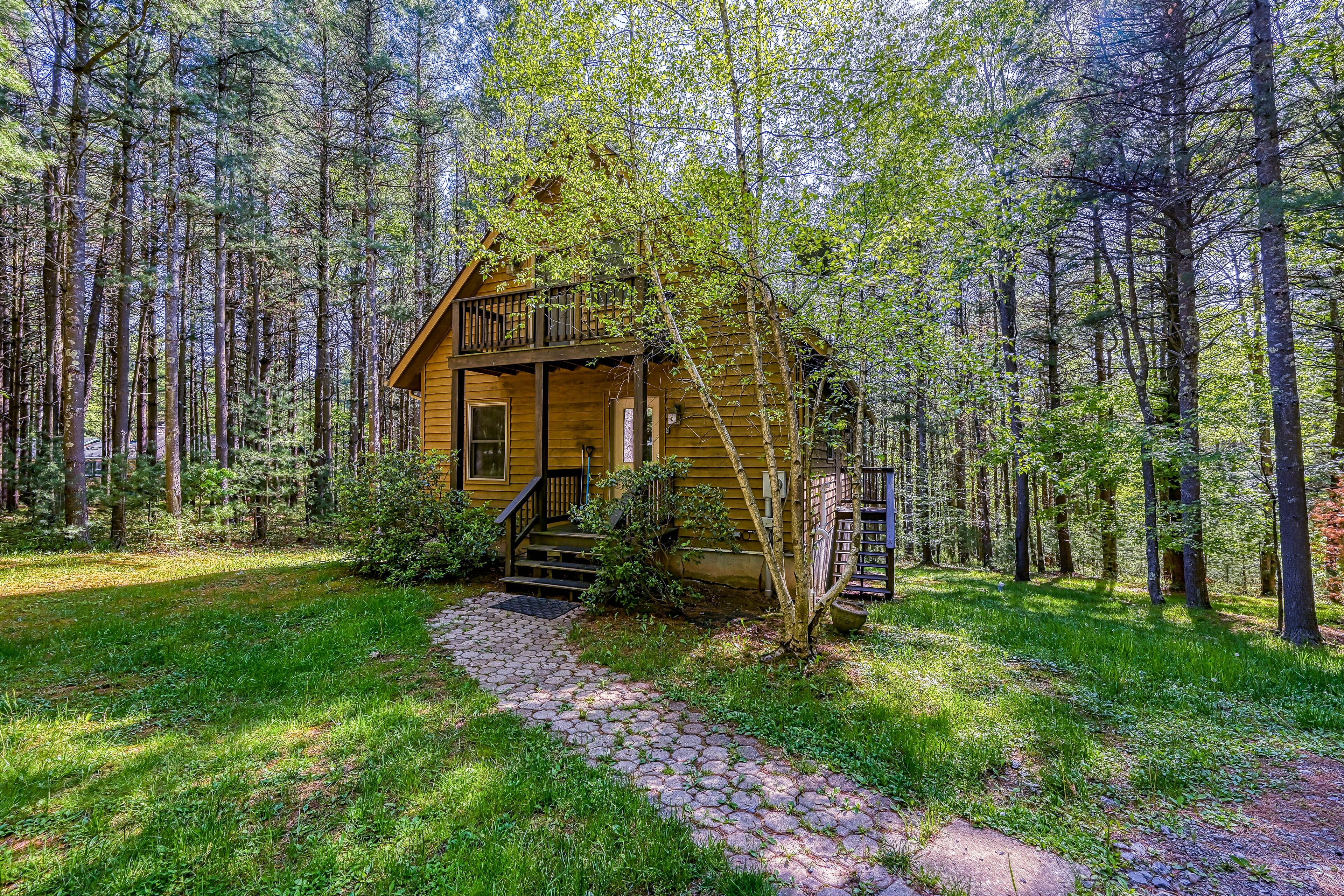 Two-story cottage near the lake with a firepit, wood stove, & washer/dryer