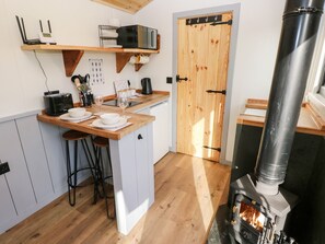 Fridge, electric kettle, cookware/dishes/utensils - The Queen Bee (Pembroke)