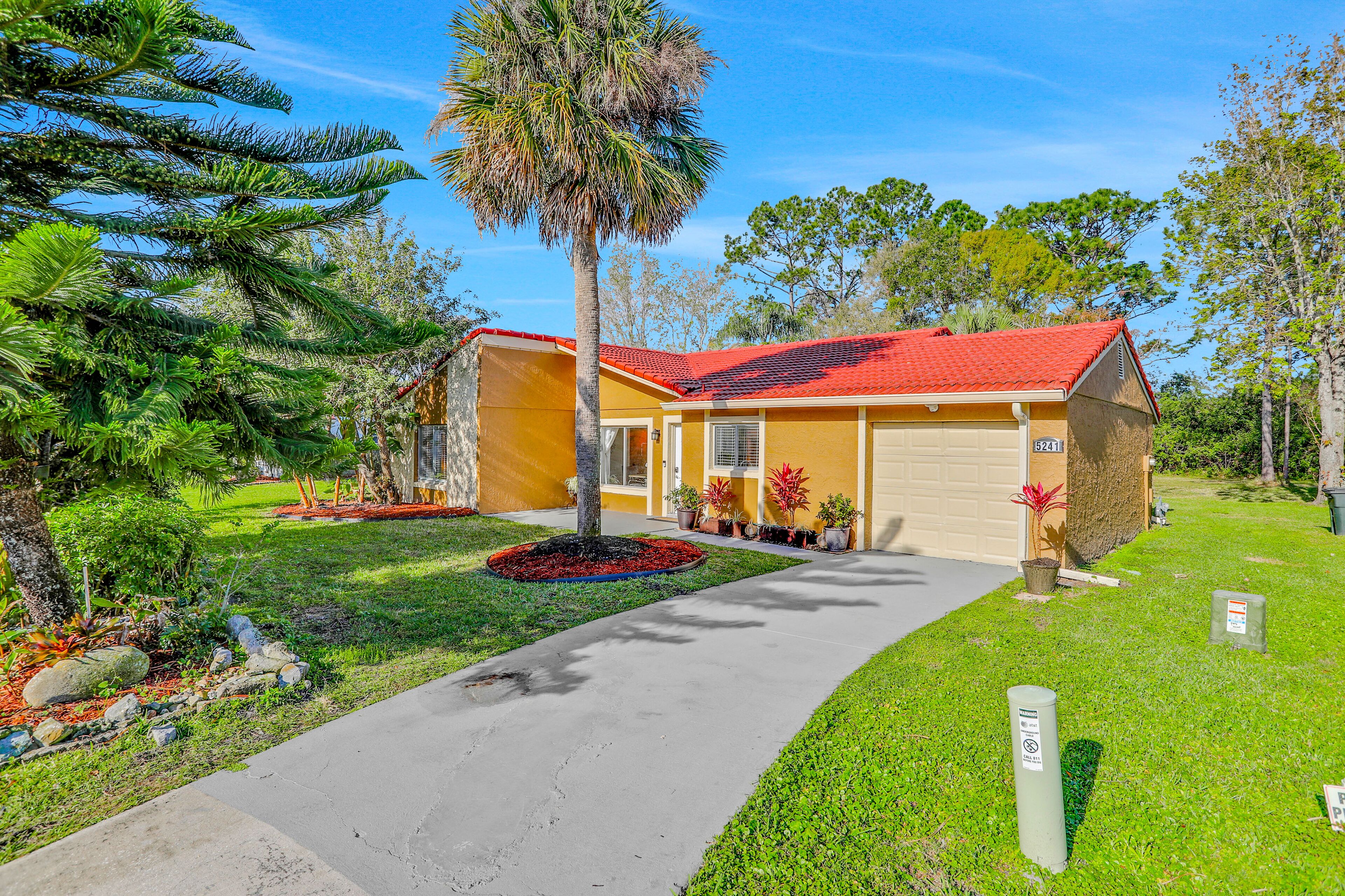 Colorful home with tennis court, pool, patio, W/D, & kitchen - snowbird-friendly